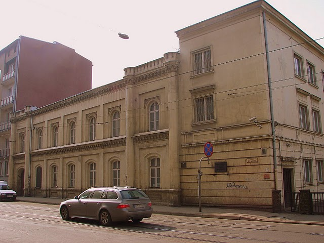 ul. Gdańska (róg ul. Legionów) Dawne Więzienie Carskie. W tym budynku przetrzymywano J.