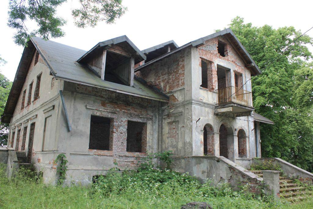Dwór w Zofiówce: Na terenie gminy znajduje się także dwór w Zofiówce, który nie jest wpisany do rejestru zabytków. Został odrestaurowany i jest obecnie zamieszkiwany.
