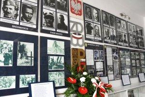 Trzecia - Powstańcze oddziały - to medale upamiętniające oddziały walczące w Powstaniu Warszawskim, odznaki pamiątkowe środowisk powstańczych. Wystawę wieńczy gablota pt.